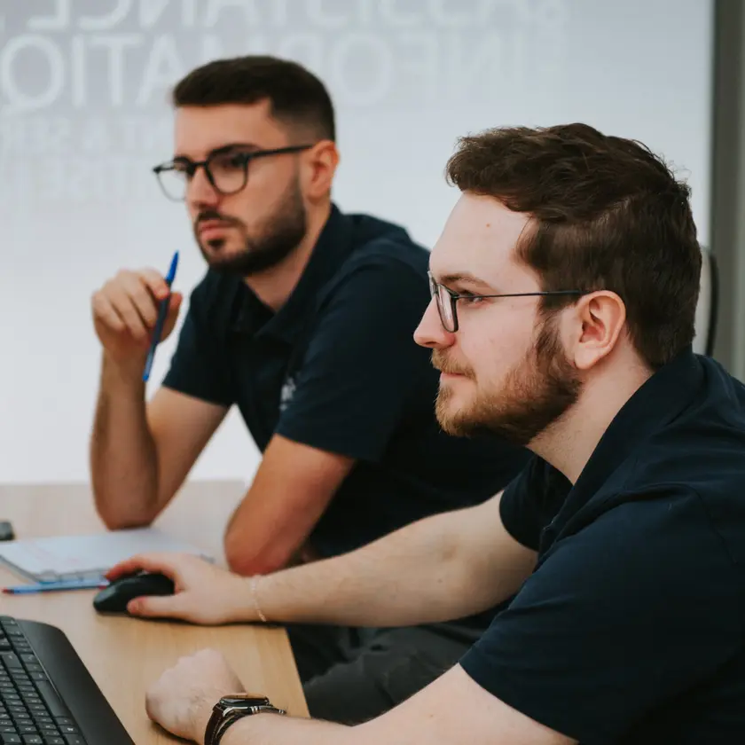 Deux techniciens elionis au travail devant leurs écrans