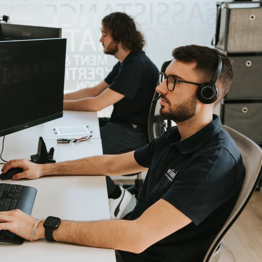 Technicien elionis en assistance téléphonique devant ses écrans