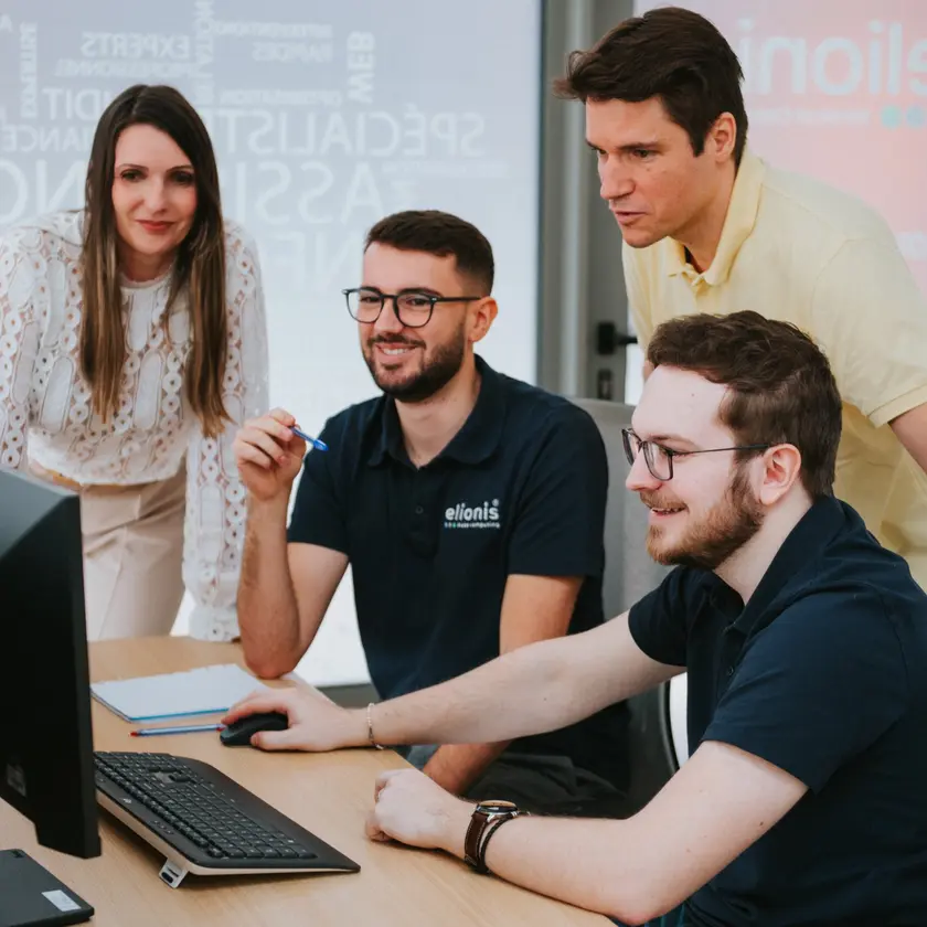 L’équipe elionis travaillant ensemble autour d’un poste