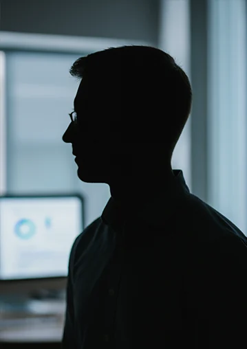 Silhouette d’un futur collaborateur devant un écran